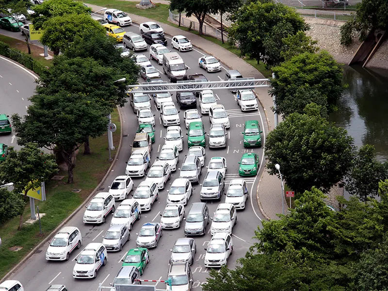 Tuyến đường dẫn từ nhà ga Quốc tế ra đường Trường Sơn, hàng trăm phương tiện xếp thành hàng dài, di chuyển khó khăn